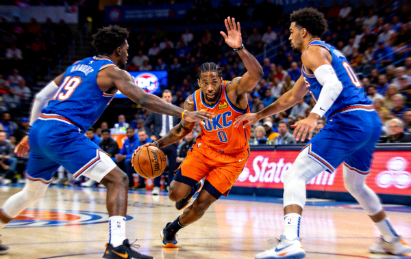 NBA比赛现场球员突破上篮的对抗画面